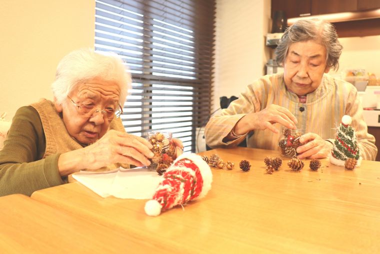 松ぼっくりや木の実、光るボールなどバランスを考え、真剣な眼差しでサンタさん作りに取り組み中です🎅